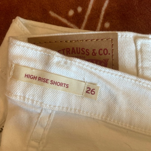 Levi’s Women Shorts White (Size: 26) - Picture 7 of 8